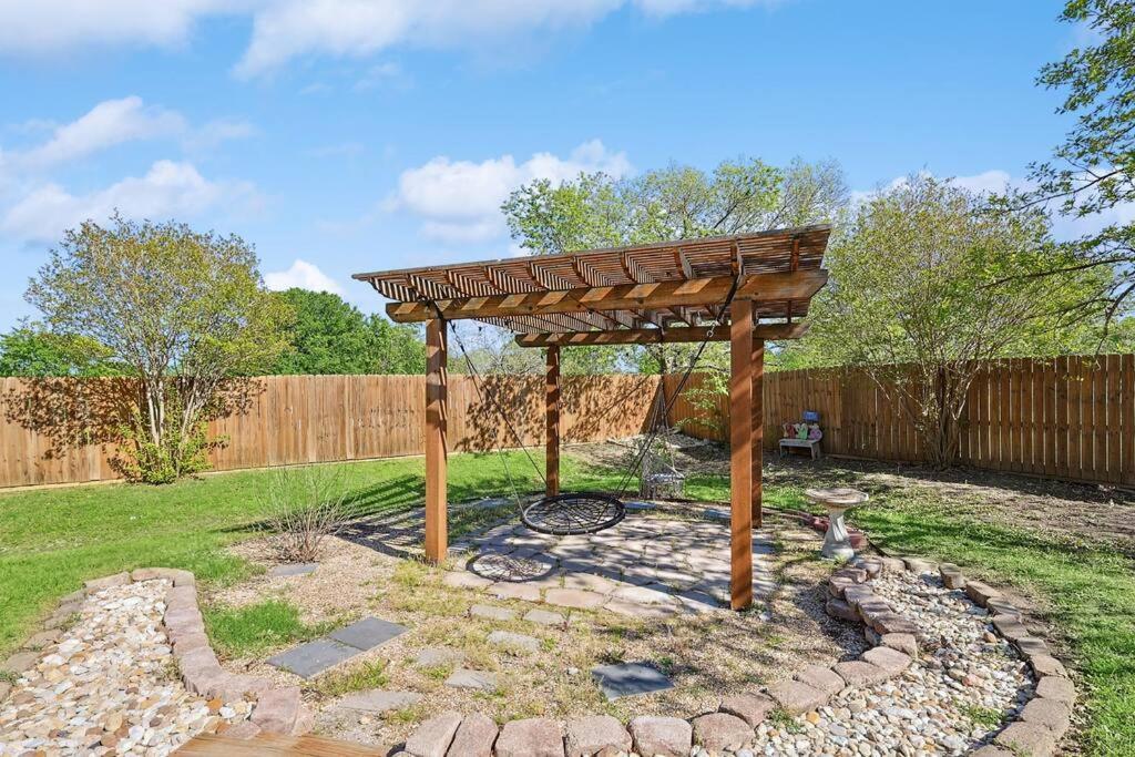 Wellness Oasis 5Br W Pool + Huge Yard + Fire Pit Βίλα Sachse Εξωτερικό φωτογραφία